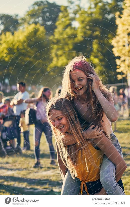 Porträt von glücklichen jungen Mädchen auf dem holi color festival Lifestyle Stil Freude Glück schön Erholung Ferien & Urlaub & Reisen Sommer Sommerurlaub