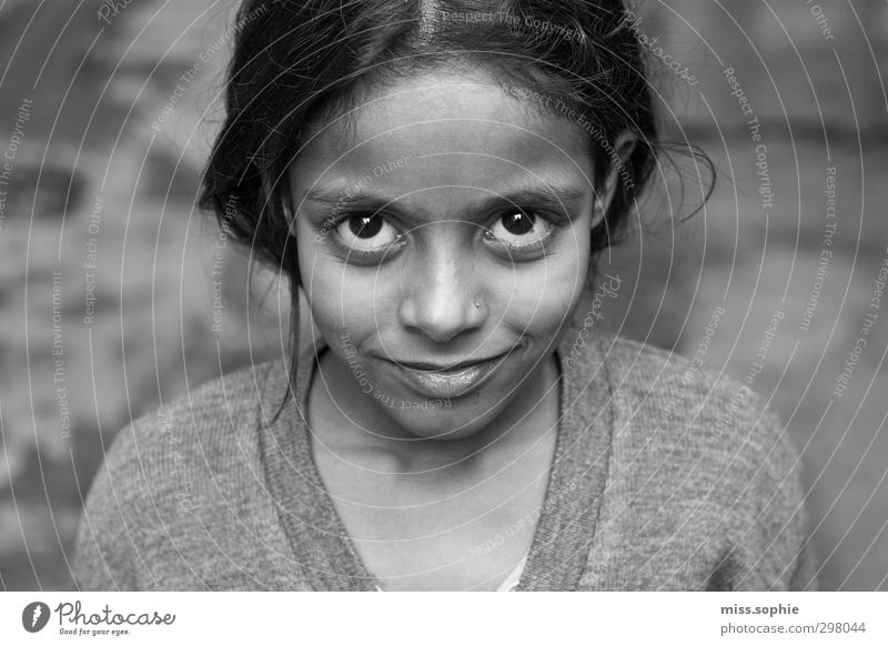 glänzend. Gesicht feminin Mädchen Kindheit Auge schwarzhaarig Lächeln lachen leuchten authentisch schön Glück Geborgenheit Hoffnung träumen Unendlichkeit