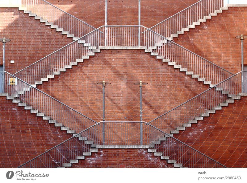 Immer an der Wand lang | Aufstieg Stadt Stadtzentrum Menschenleer Mauer Treppe Fassade braun rot Symmetrie steil hoch aufsteigen Abstieg Farbfoto Außenaufnahme