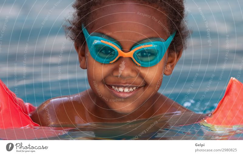 Kleines afrikanisches Kind im Pool Lifestyle Freude Glück schön Erholung Schwimmbad Freizeit & Hobby Spielen Ferien & Urlaub & Reisen Sommer Schule Mensch Baby