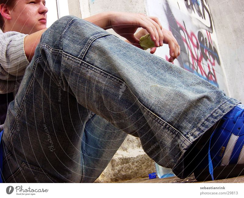 think about it [I] Hose Mann sitzen Ernährung Beine grafitti kevin