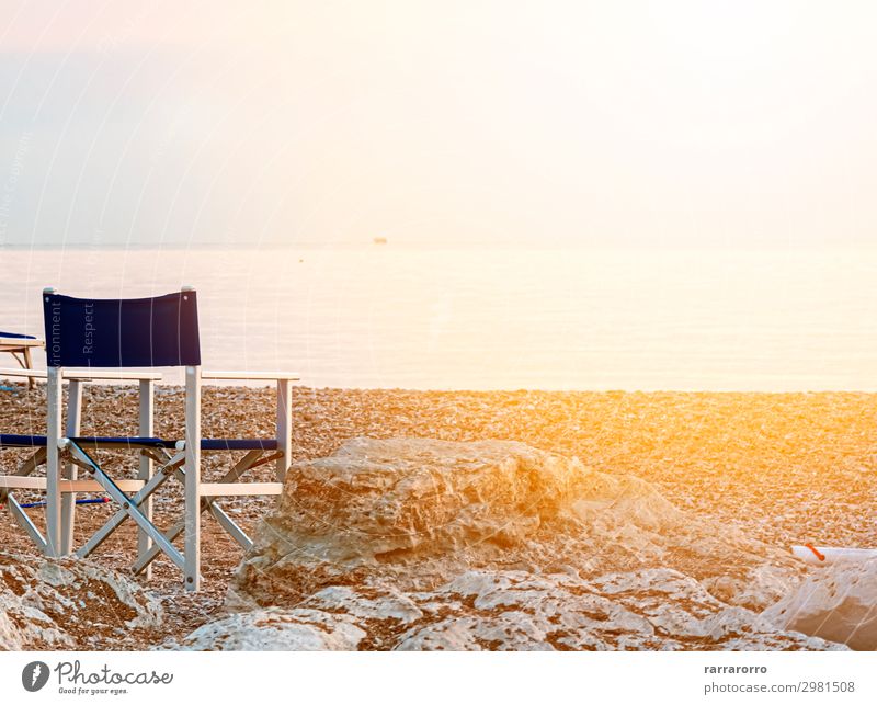leerer, klappbarer Außenstuhl an einem Kieselstrand Erholung Freizeit & Hobby Ferien & Urlaub & Reisen Tourismus Sommer Sonne Strand Meer Stuhl Natur Landschaft