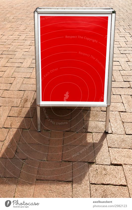 leere Kundenstopper oder Plakatständer mit Textfreiraum Handel Werbebranche Schilder & Markierungen Hinweisschild Warnschild rot Marketing Hintergrundbild