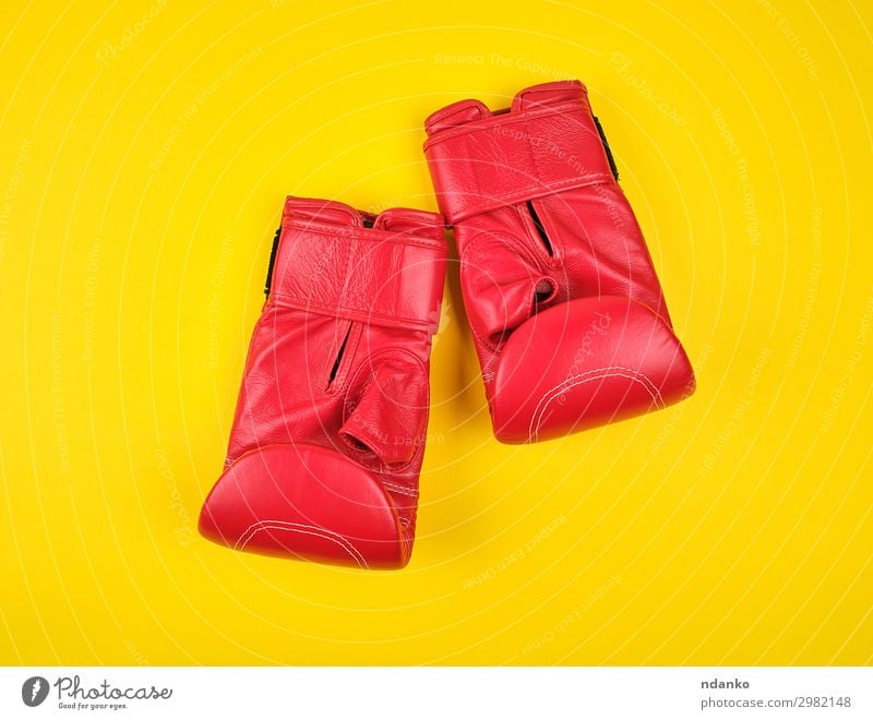 Paar rote Boxhandschuhe aus Leder Lifestyle Sport Leichtathletik Handschuhe Fitness gelb Schutz Konkurrenz Kraft Stil Aktion Hintergrund Kasten Boxer Boxsport