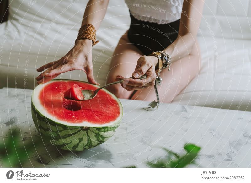 schöne Frau isst Wassermelone drinnen Frucht Ernährung Essen Mittagessen Löffel Lifestyle Glück Sommer Mensch feminin Erwachsene Körper Hand Beine 1 30-45 Jahre