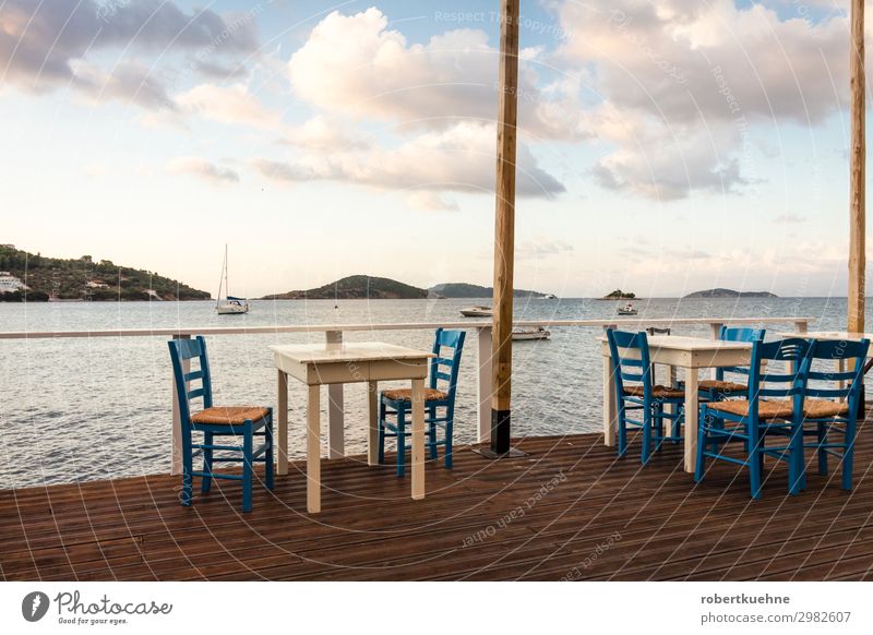 Leere Tische in einem Restaurant am Meer Ferien & Urlaub & Reisen Tourismus Städtereise Sommer Sommerurlaub Insel Stuhl Dienstleistungsgewerbe Gastronomie