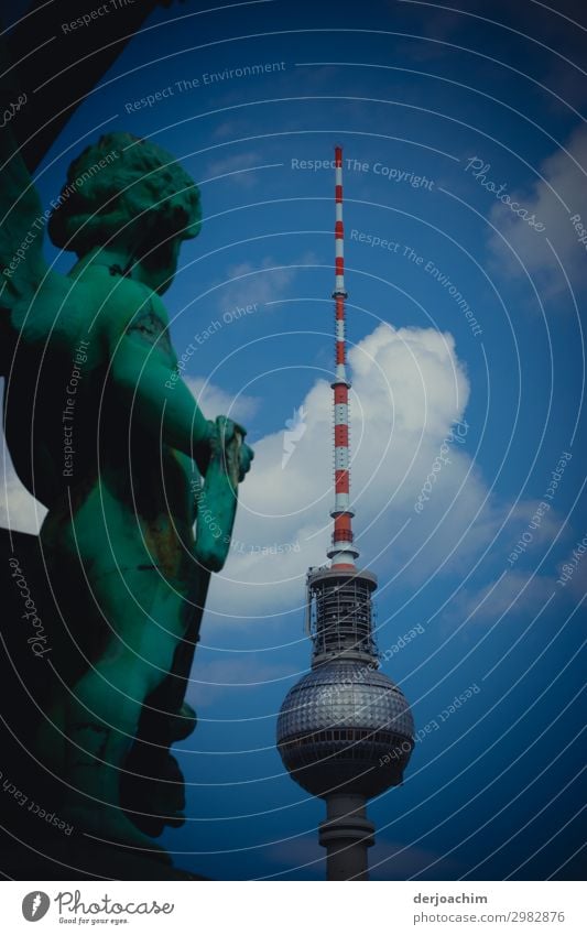 Unter Beobachtung steht der Berliner Fernsehturm von einer Statue. Der Turm mit weißen Wölkchen Stil Freude Ausflug Städtereise Kunstwerk Skulptur Architektur