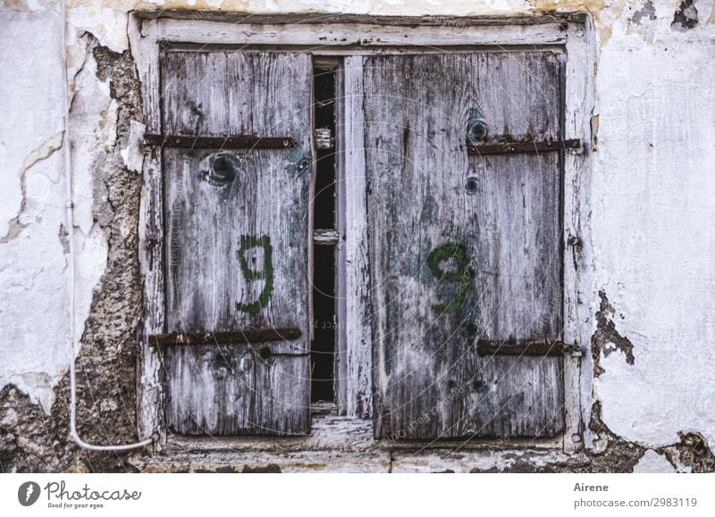 9 | 9 Ruine Altbau Fassade Fenster Fensterladen Holz Ziffern & Zahlen alt dunkel einzigartig kaputt trist grau bescheiden sparsam Kreativität Verfall verfallen
