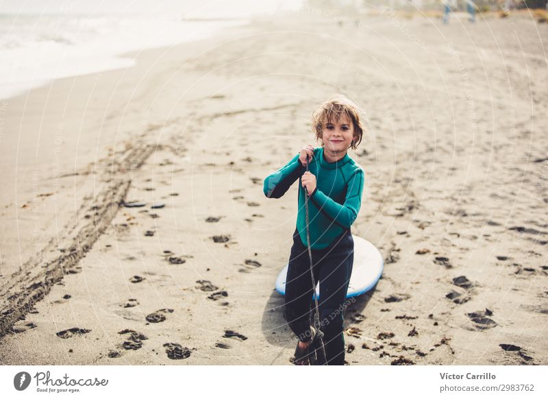 Aktiver Junge an einem lustigen Surftag im Sommer Lifestyle Wassersport Kind 1 Mensch 0-12 Monate Baby frei trendy maritim natürlich Freude Farbfoto