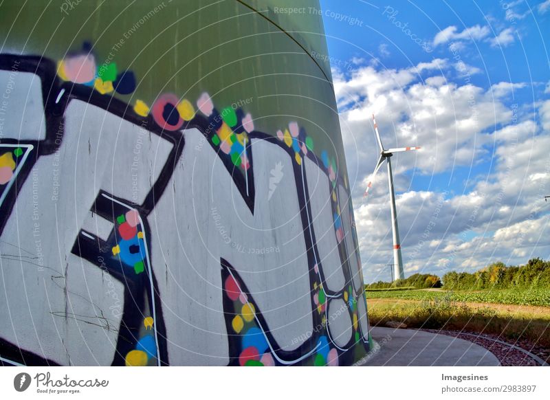 Windkraftanlage, Windgenerator mit Graffiti Malerei. Technik & Technologie Energiewirtschaft Erneuerbare Energie Industrie Umwelt Natur Landschaft Himmel Wolken