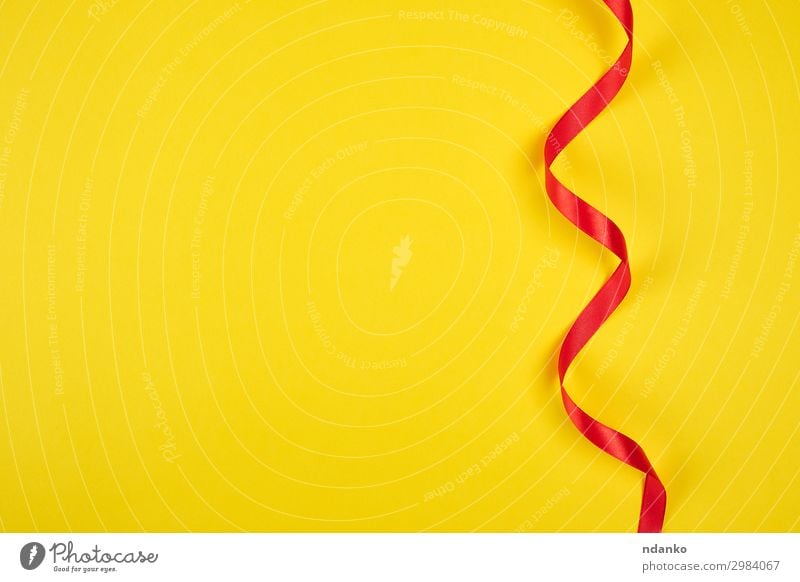 gedrehtes rotes Seidenband, gelber Hintergrund Design Dekoration & Verzierung Feste & Feiern Geburtstag Paket Schnur glänzend Farbe Kreativität Entwurf