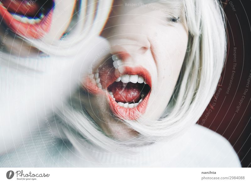 Künstlerisches und konzeptionelles Bild über Persönlichkeitsstörungen Behandlung Medikament Spiegel Frau Erwachsene Kunst blond schreien Traurigkeit verrückt