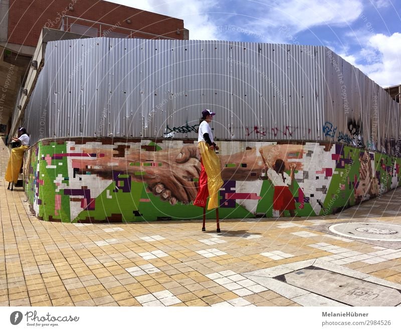 Stelzenläufer in Kolumbien Bogotá laufen Artist Streetlife Straßenkunst Werbung Farbfoto mehrfarbig Zentralperspektive Ganzkörperaufnahme