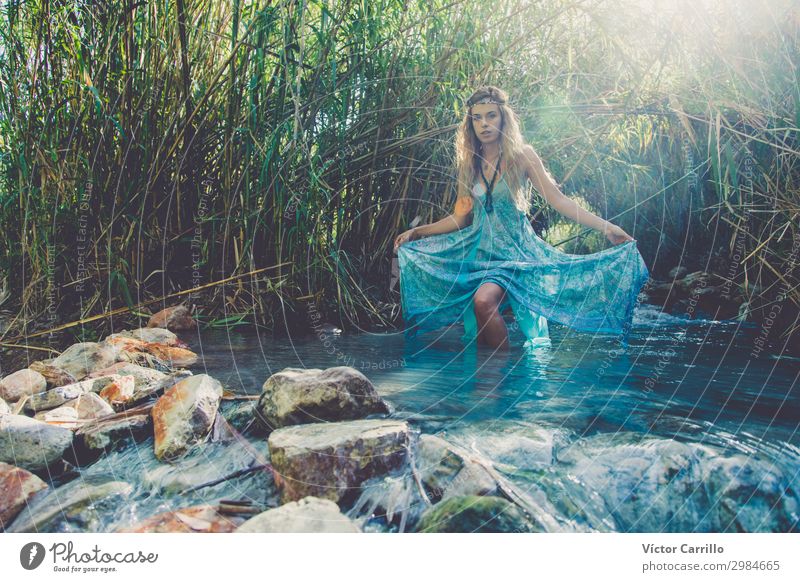 Eine blonde, hübsche, junge Frau im Boho-Stil in einem Fluss im Sommer. Lifestyle elegant Design exotisch feminin Junge Frau Jugendliche Erwachsene 1 Mensch