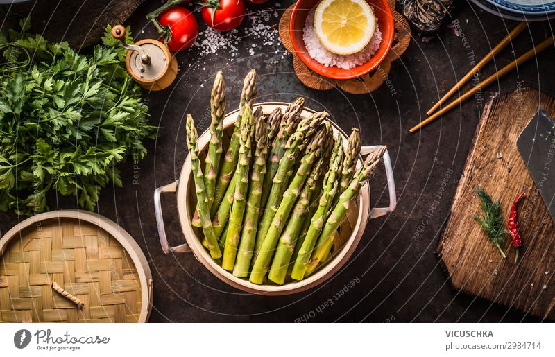 Grüne Spargel kochen Lebensmittel Gemüse Ernährung Bioprodukte Vegetarische Ernährung Diät Geschirr Topf Stil Gesunde Ernährung Häusliches Leben Restaurant