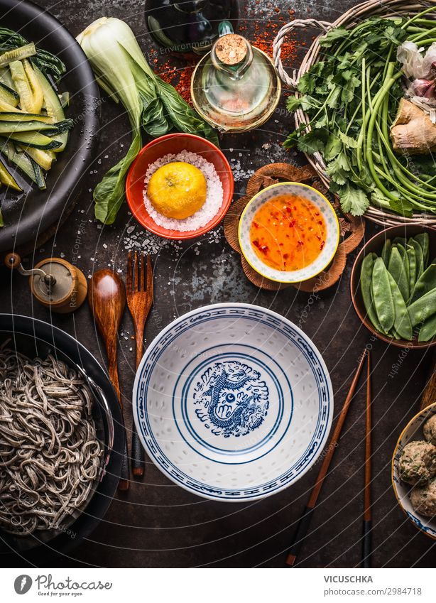 Leere asiatische Schüssel mit Essstäbchen und Kochzutaten Lebensmittel Ernährung Bioprodukte Vegetarische Ernährung Diät Asiatische Küche Geschirr Stil Design