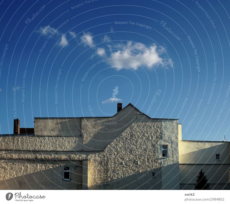 Häusliche Gewaltlosigkeit Himmel Haus Mauer Wand Fenster Schornstein ruhig Wolken Rauchwolke Farbfoto Außenaufnahme Menschenleer Textfreiraum links