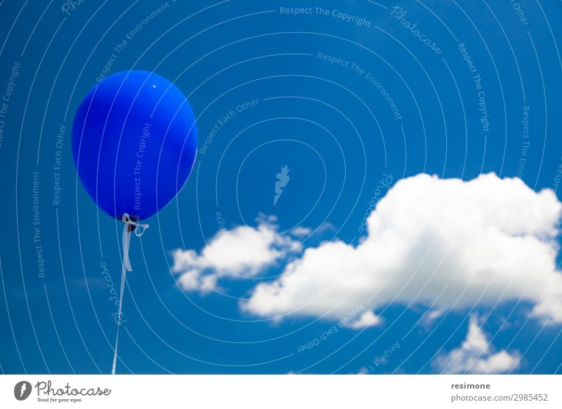 Blauer Ballon fliegt am Himmel. Freude Sommer Dekoration & Verzierung Feste & Feiern Geburtstag Menschengruppe Wolken Luftballon fliegen glänzend Fröhlichkeit