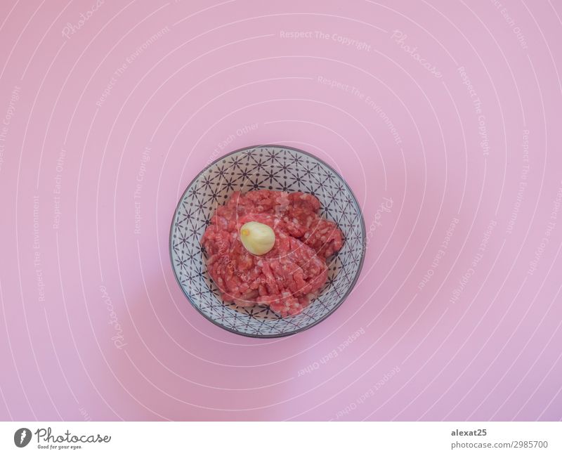 Hackfleisch in einer Schüssel auf rosa Hintergrund Fleisch Ernährung frisch rot Rindfleisch Burger Metzger Essen zubereiten Fett flache Verlegung Lebensmittel