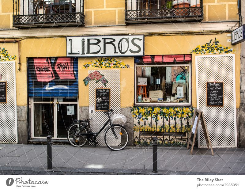 Madrider Straßenszene mit Fahrrad Lifestyle kaufen Wellness Freizeit & Hobby Ferien & Urlaub & Reisen Tourismus Ausflug Fahrradtour Stadt Altstadt Verkehr