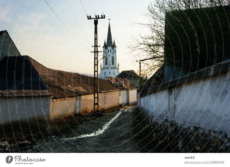 Girbova Energiewirtschaft Strommast Kabel Himmel Baum Rumänien Osteuropa Dorf bevölkert Haus Kirche Bauwerk Gebäude Mauer Wand Sehenswürdigkeit einfach hoch