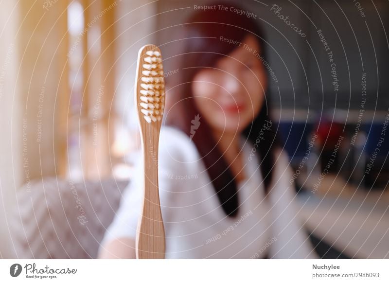 Frau mit Holzzahnbürste Behandlung Medikament Bad Erwachsene Zähne Hand Zahnbürste frisch trendy modern natürlich Sauberkeit weiß asiatisch Hintergrund Bambus