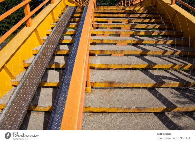 Treppe Stadt Niveau Übergang Fußgängerübergang Fußgängerbrücke Karriere Licht Schatten gelb steigen aufsteigen Geländer Treppengeländer Brückengeländer