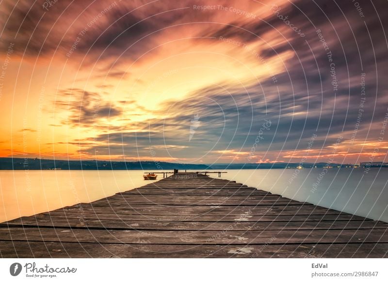 Aufregender Wolkenhimmel am Ufer mit hölzerner Mole und Boot Abenddämmerung erstaunlich Hintergrund schön Schönheit Brücke hell Windstille Wolkenlandschaft
