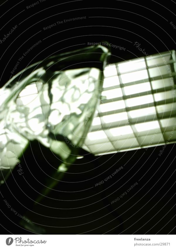 Krankenhaus Licht Künstliche Beatmung Sauerstoff durchsichtig obskur Vor dunklem Hintergrund Bilderrätsel Medizinisches Instrument