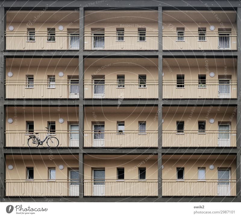 Schließfächer Stadt bevölkert Haus Hochhaus Mauer Wand Fassade Fenster Tür Fahrrad eckig einfach oben Ordnung Wohnung Etage Farbfoto Gedeckte Farben