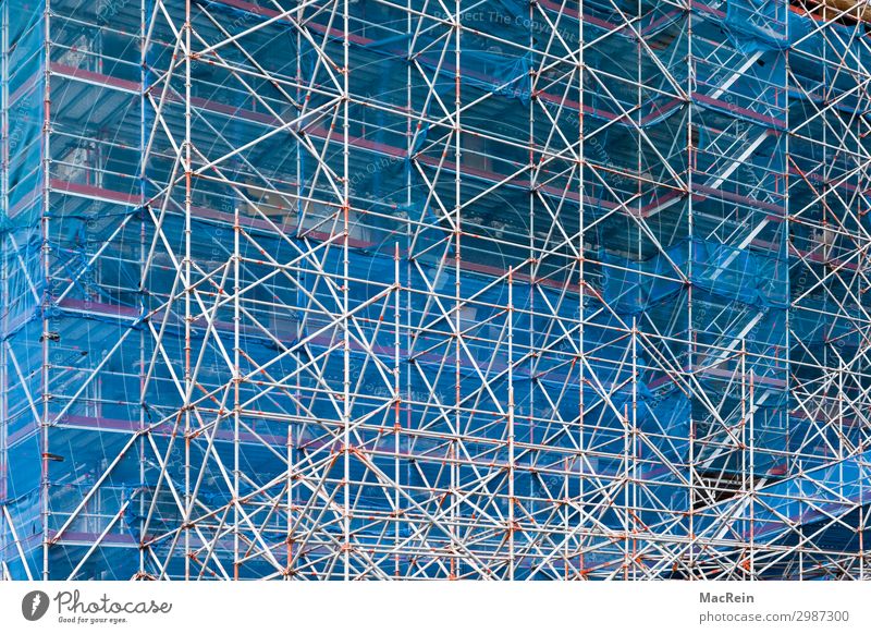 Baugerüst Baustelle Kirche Dom Mauer Wand Fassade Netz blau Schutz Verantwortung einrüsten Montage klettergerüst strukturen metall renovierung Reparatur Maurer