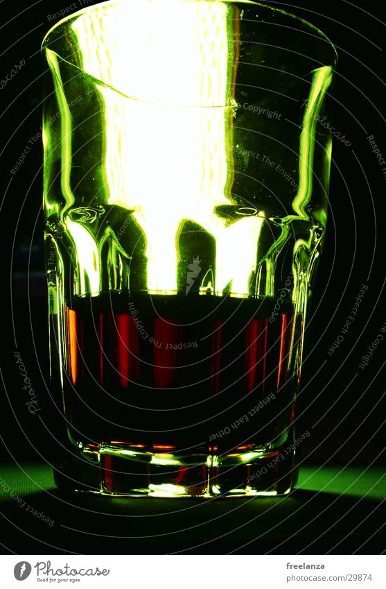grüne Cola Getränk Bar dunkel Alkohol Glas Foyer