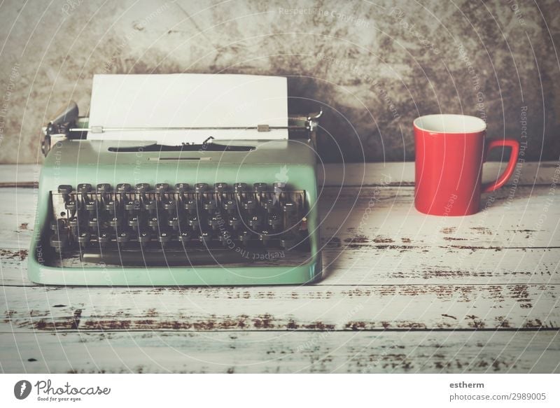 alte Schreibmaschine neben einer Tasse Kaffee trinken Erfrischungsgetränk Heißgetränk Latte Macchiato Espresso Tee Lifestyle Wellness Erholung Freizeit & Hobby