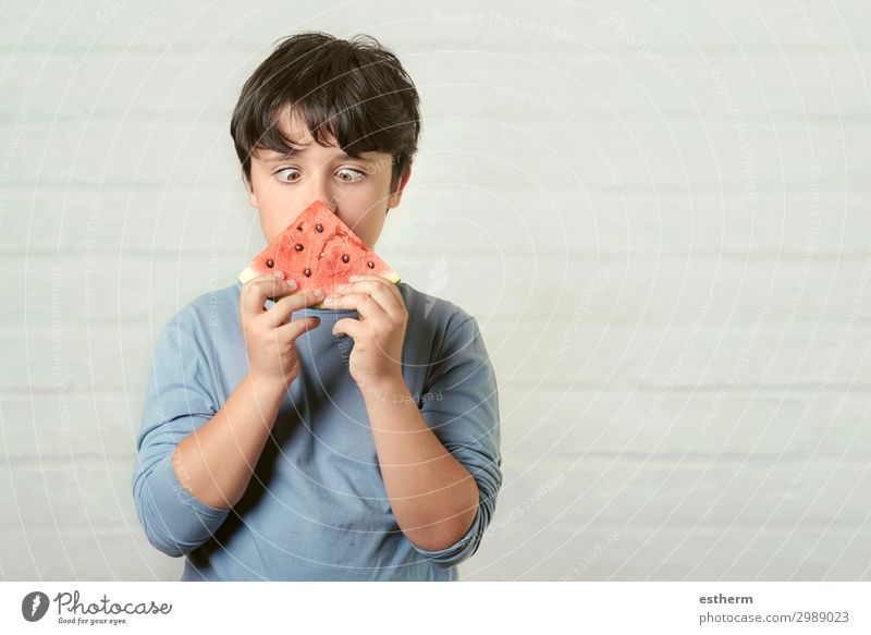 glückliches Kind isst Wassermelone Frucht Dessert Ernährung Essen Diät Lifestyle Sommer Mensch maskulin Junge Kindheit 1 8-13 Jahre festhalten Fressen füttern