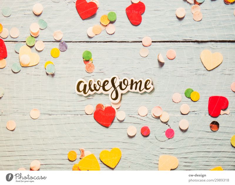 'Awesome' auf Holzhintergrund mit Herzen und Konfetti Buchstaben Schilder & Markierungen Schriftzeichen Schriftzug weiß Kommunizieren Wort Text Textfreiraum