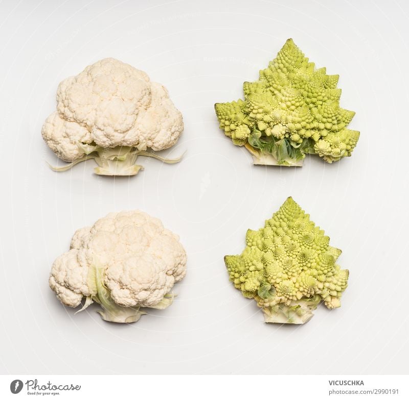 Blumenkohl und Romanesco Kohl auf weißem Hintergrund Lebensmittel Gemüse Ernährung Lifestyle Stil Design Gesunde Ernährung Vitamin Brokkoli Hälfte