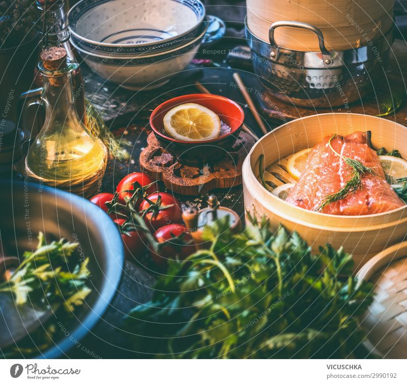 Lachsfilet im Bambus - Dampfer auf Küchentisch Lebensmittel Fisch Ernährung Mittagessen Bioprodukte Diät Geschirr Design Gesunde Ernährung Häusliches Leben