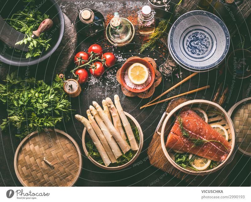 Asiatisch low carb koshen mit Lachs und Spargel Lebensmittel Fisch Gemüse Mittagessen Festessen Bioprodukte Asiatische Küche Geschirr Stil Design