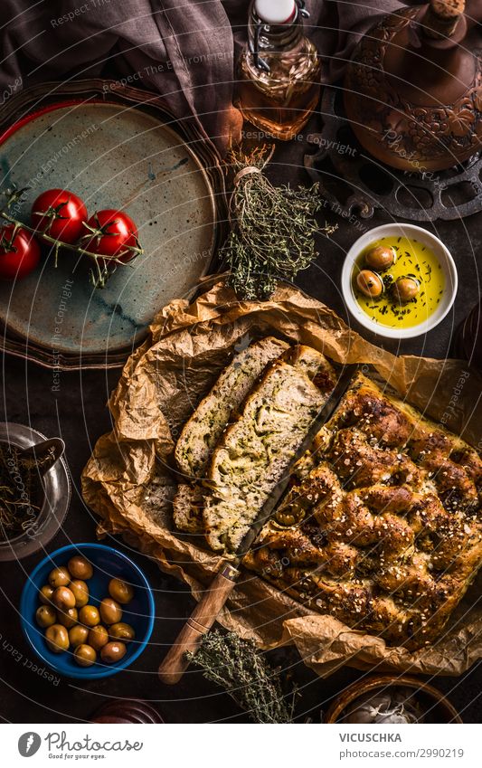 Focaccia Brot mit Messer und Olivenöl Lebensmittel Kräuter & Gewürze Öl Ernährung Mittagessen Italienische Küche Geschirr Design Häusliches Leben Restaurant