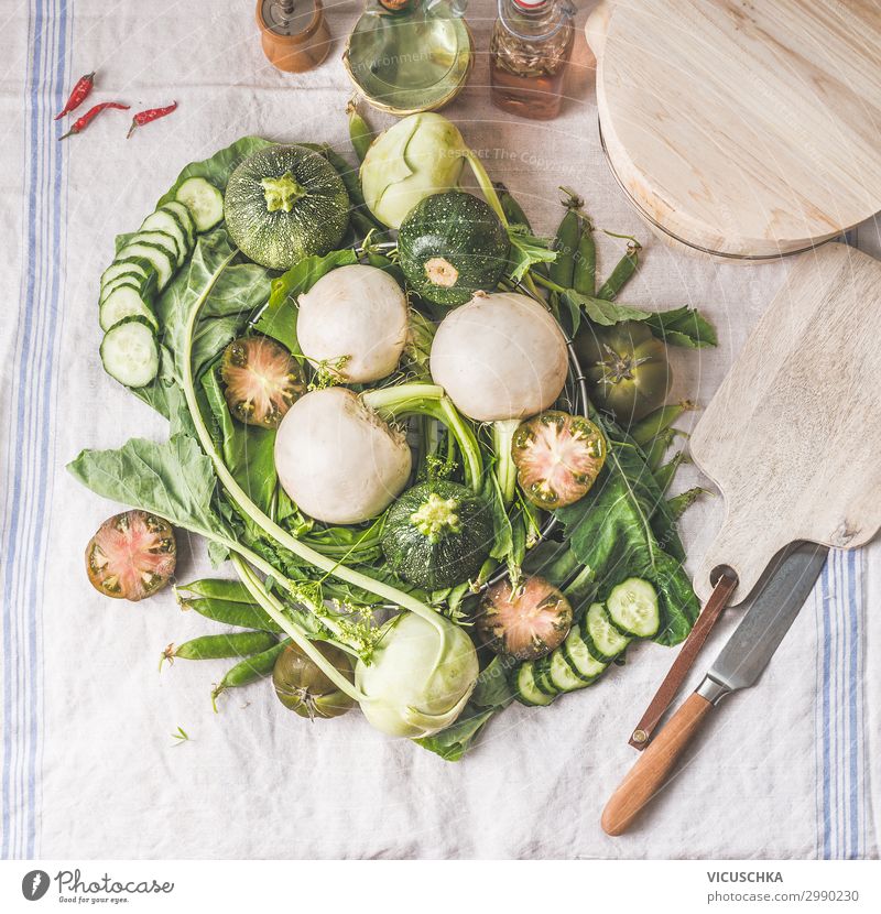 Verschiedenen grünes Gemüse auf Küchentisch mit Messer Lebensmittel Ernährung Bioprodukte Vegetarische Ernährung Diät kaufen Stil Design Gesundheit