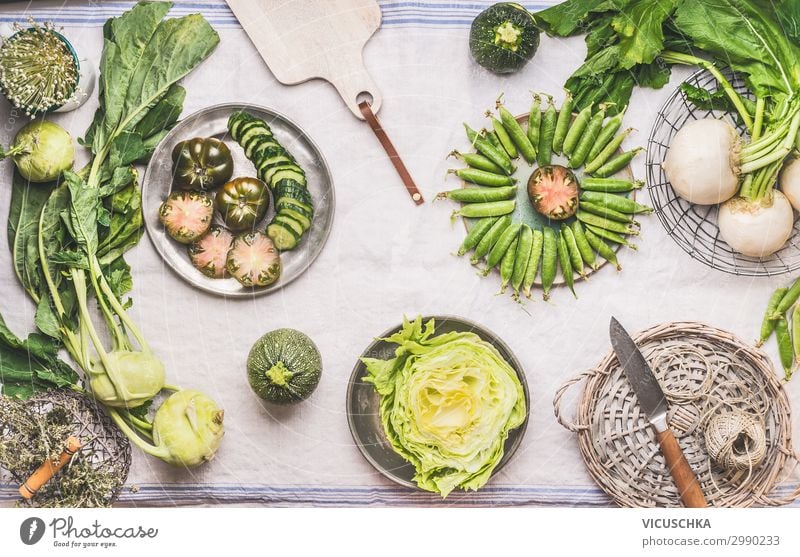 Grünes saisonale Gemüse auf Küchentisch Lebensmittel Ernährung Bioprodukte Vegetarische Ernährung Diät Slowfood Geschirr kaufen Design Gesunde Ernährung Tisch
