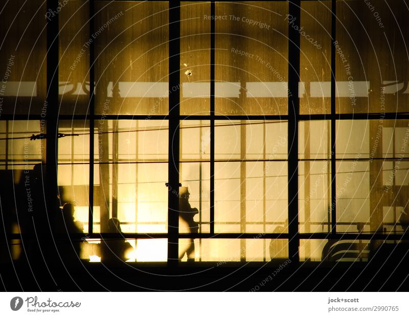 Bahnhof Alexanderplatz in der Abendsonne, hinter der Glasfront warten Reisende Berlin-Mitte Bahnhofshalle Linie Wärme Symmetrie abstrakt Schatten Silhouette