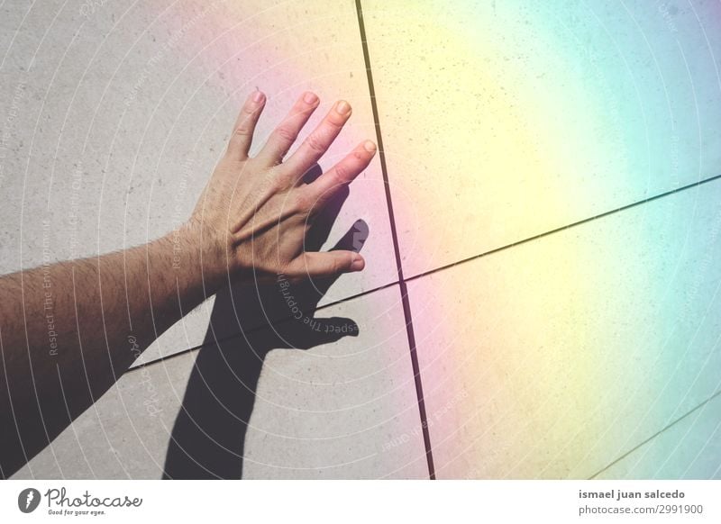 Mann Hand Schatten Shilhouette und Regenbogen an der Wand Finger Handfläche Körperteil Handgelenk Arme Haut Mensch Lichterscheinung Sonnenlicht Silhouette