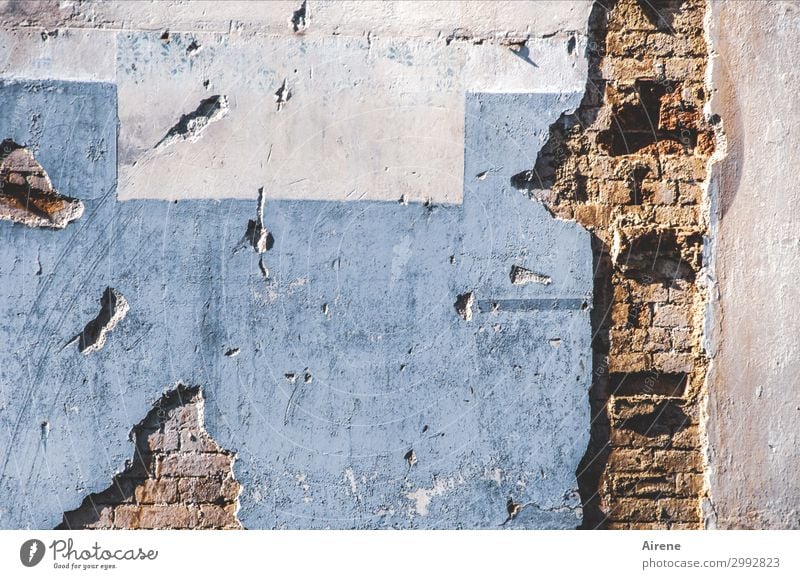 Immer an der Wand lang | schrammen Stadt Menschenleer Haus Abrissgebäude abrissreif Mauer Fassade Putz Backstein alt kaputt blau braun weiß Traurigkeit