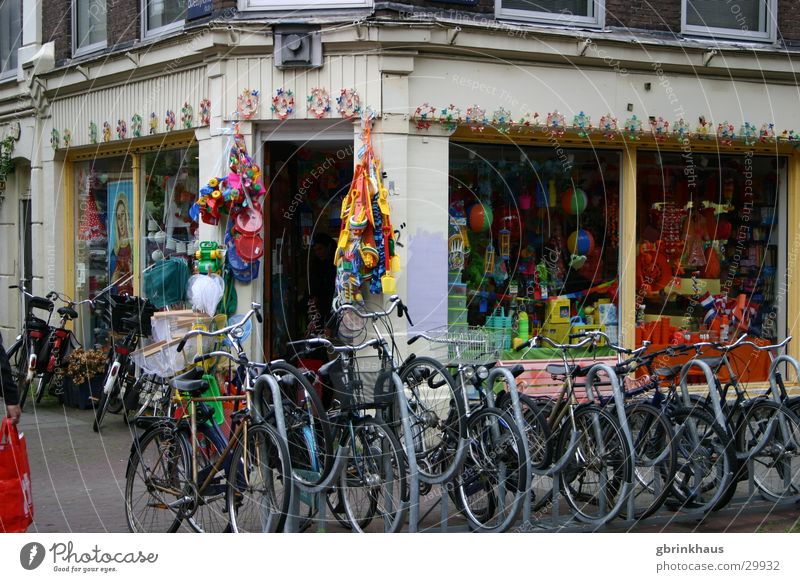 Fietsers Amsterdam Niederlande Schaufenster mehrfarbig Altbau Fahrradverleih Fahrradständer Europa Fahrradladen Bikeshop Oranje orange Elftal