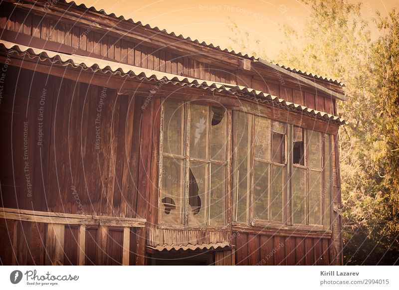 Erweiterung mit einer Veranda zum alten Holzhaus in Russland Ufa Kleinstadt Stadt Altstadt bevölkert Haus Mauer Wand Fenster Verlängerung Umwelt Farbfoto