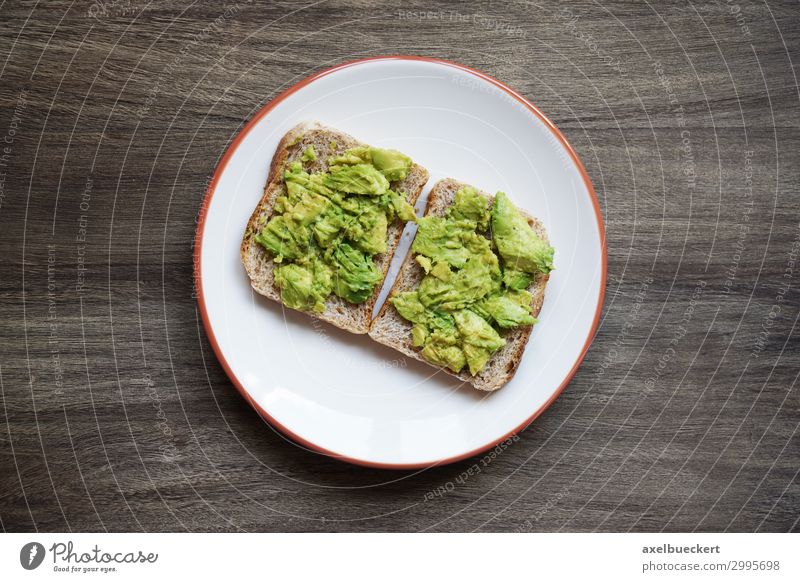 Avocadotoast Lebensmittel Gemüse Frucht Brot Ernährung Frühstück Abendessen Vegetarische Ernährung Diät Teller einfach Gesundheit trendy Snack Vegane Ernährung