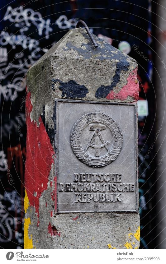 DDR Grenzpfosten mit Schild Kunst Tunnel Mauer Wand Denkmal Beton Aggression alt historisch Angst Gesellschaft (Soziologie) Kontrolle Tod Trennung Überwachung