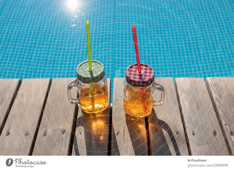 Sommer-Drinks Getränk Erfrischungsgetränk Limonade Saft Alkohol Longdrink Cocktail Glas Erholung Schwimmbad Ferien & Urlaub & Reisen Strandbar genießen