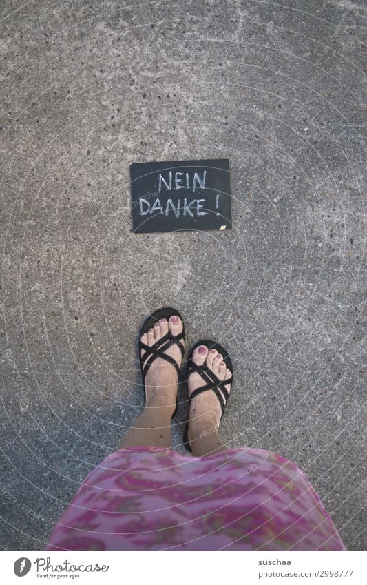 nein danke! Füße Rock Frau Beine weiblich feminin stehend Straße Sommer Flipflops Tafel Asphalt Schrift Wort Aussage nein sagen Verweigerung Absage Ablehnung